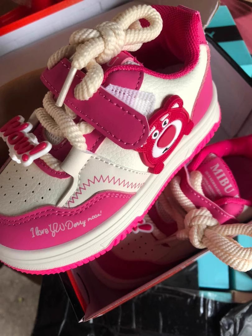 Children's sports shoes